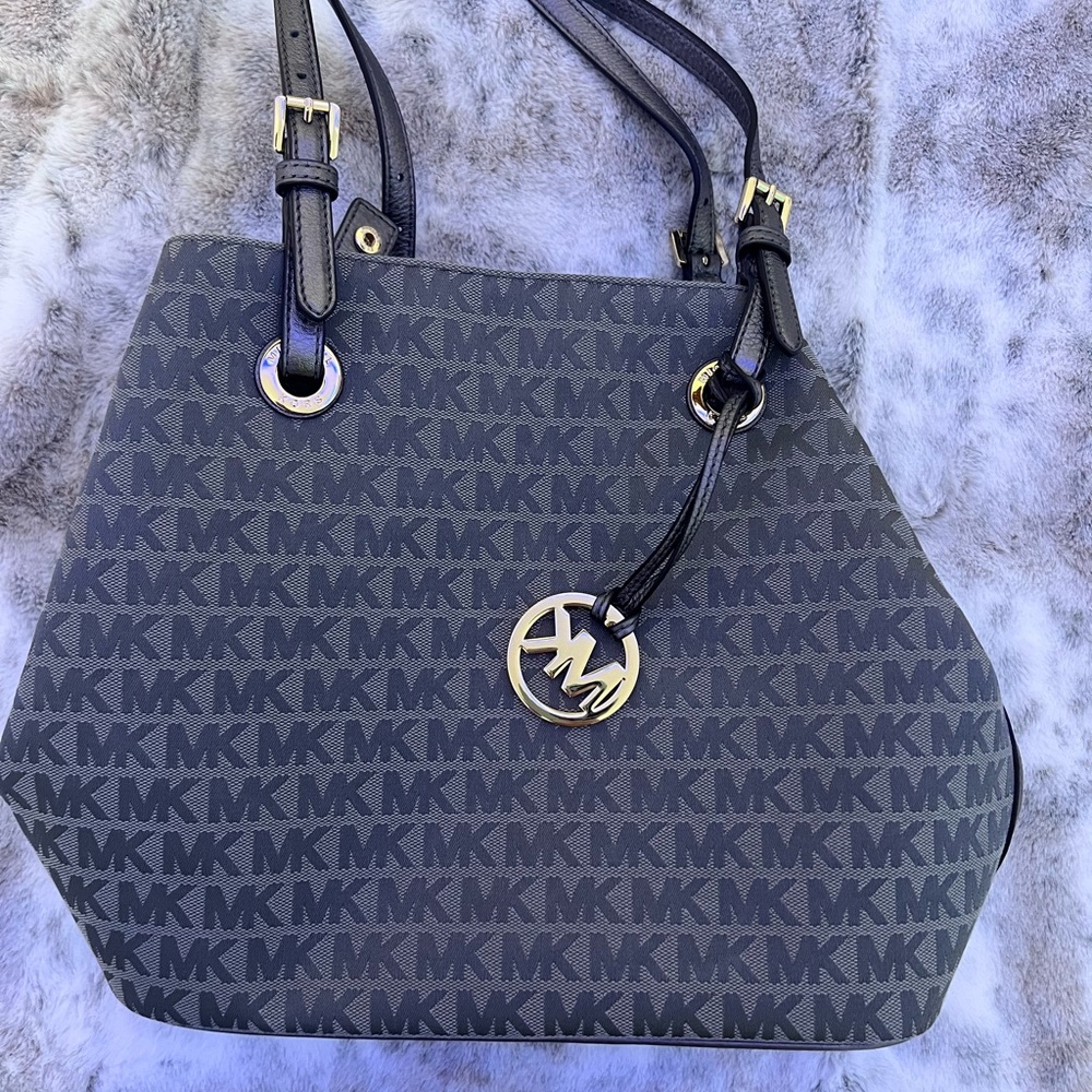 Beautiful medium size Michael Kors purse